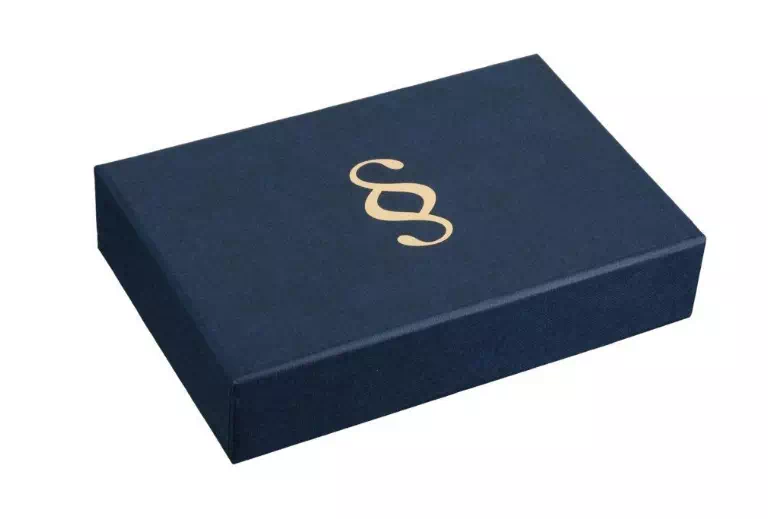pudełko ze złotym logotypem