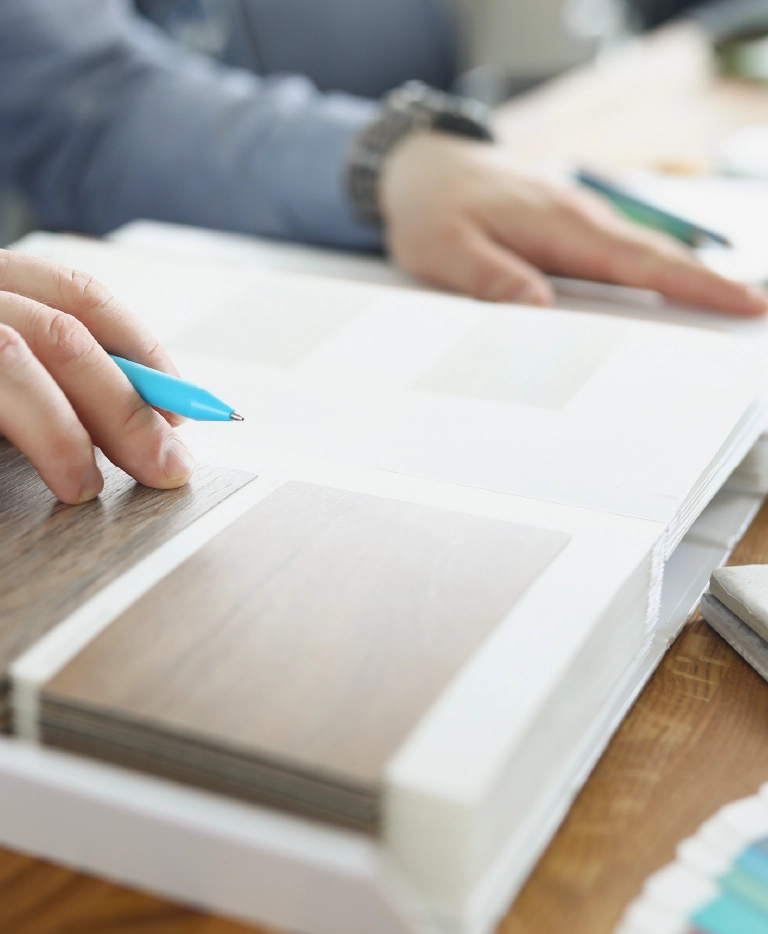 długopis w&nbsp;dłoni